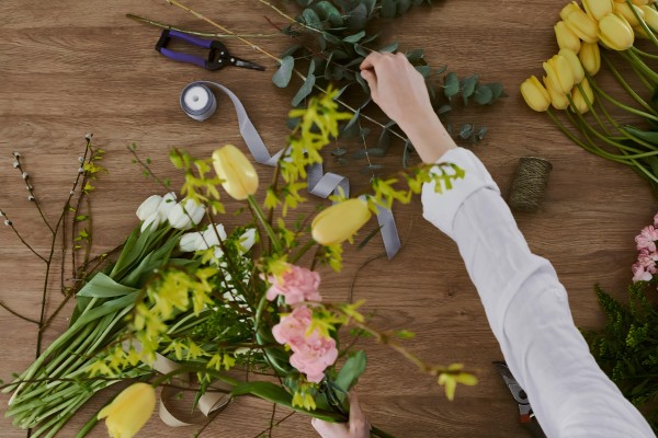 step-by-step explanation of the production of a flower arrangement